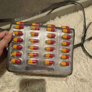 ✨ Moschino's RARE 2017-Iconic Pill Pack
Crossbody Capsule Bag w/Removable
Strap